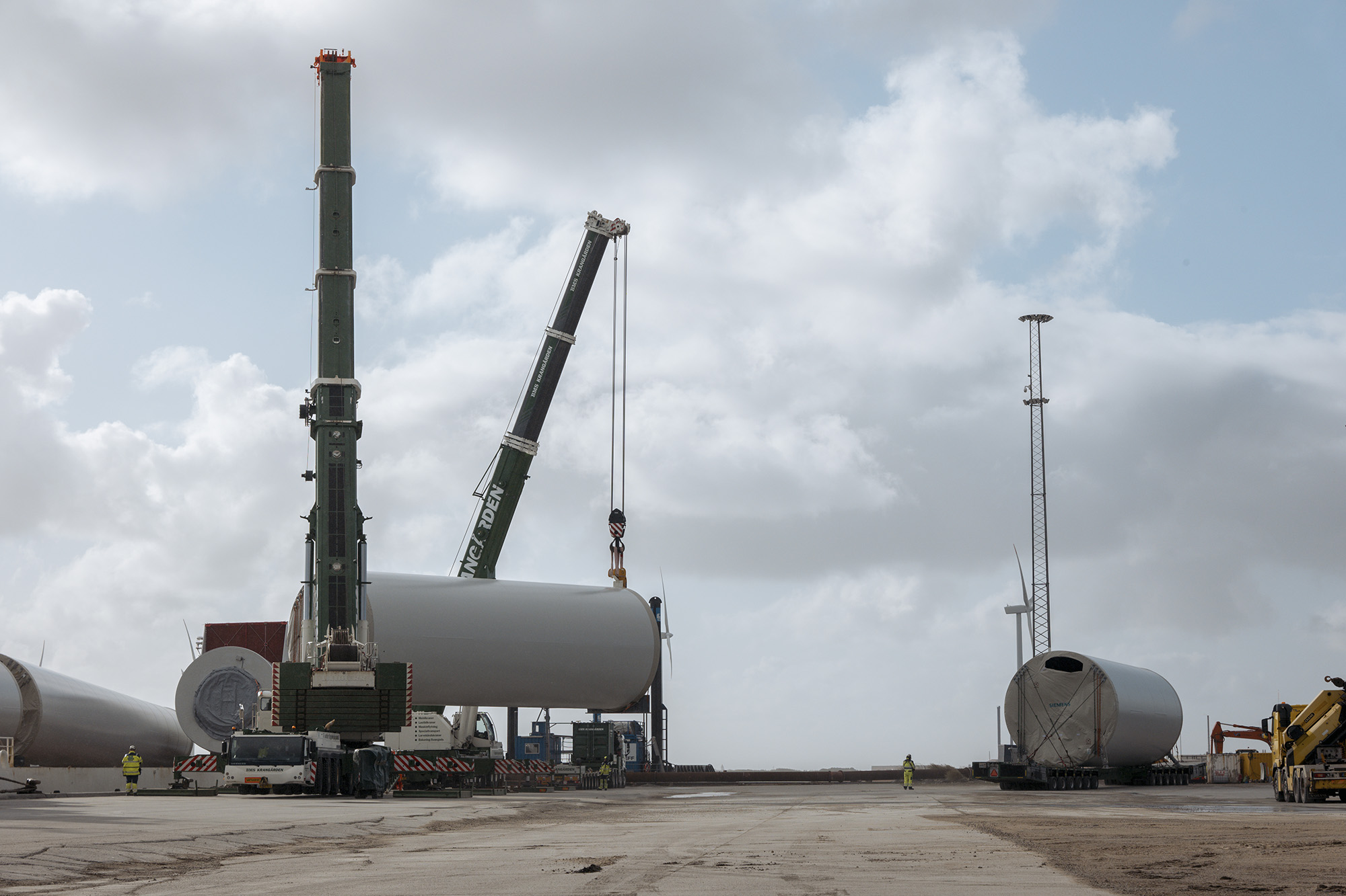 Wind Turbine Handling L1270007 Web