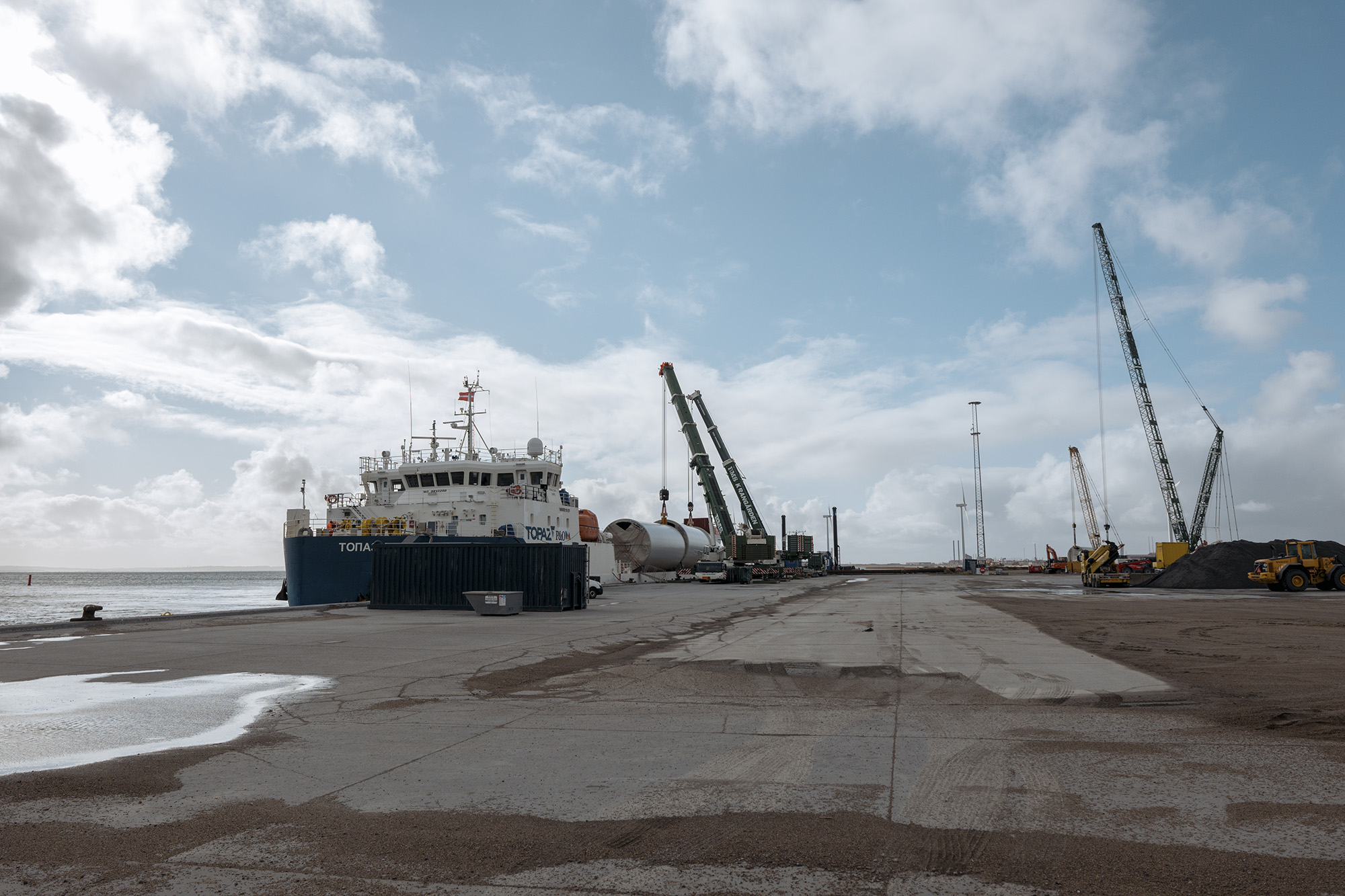 Wind Turbine Discharging L1260929 Web